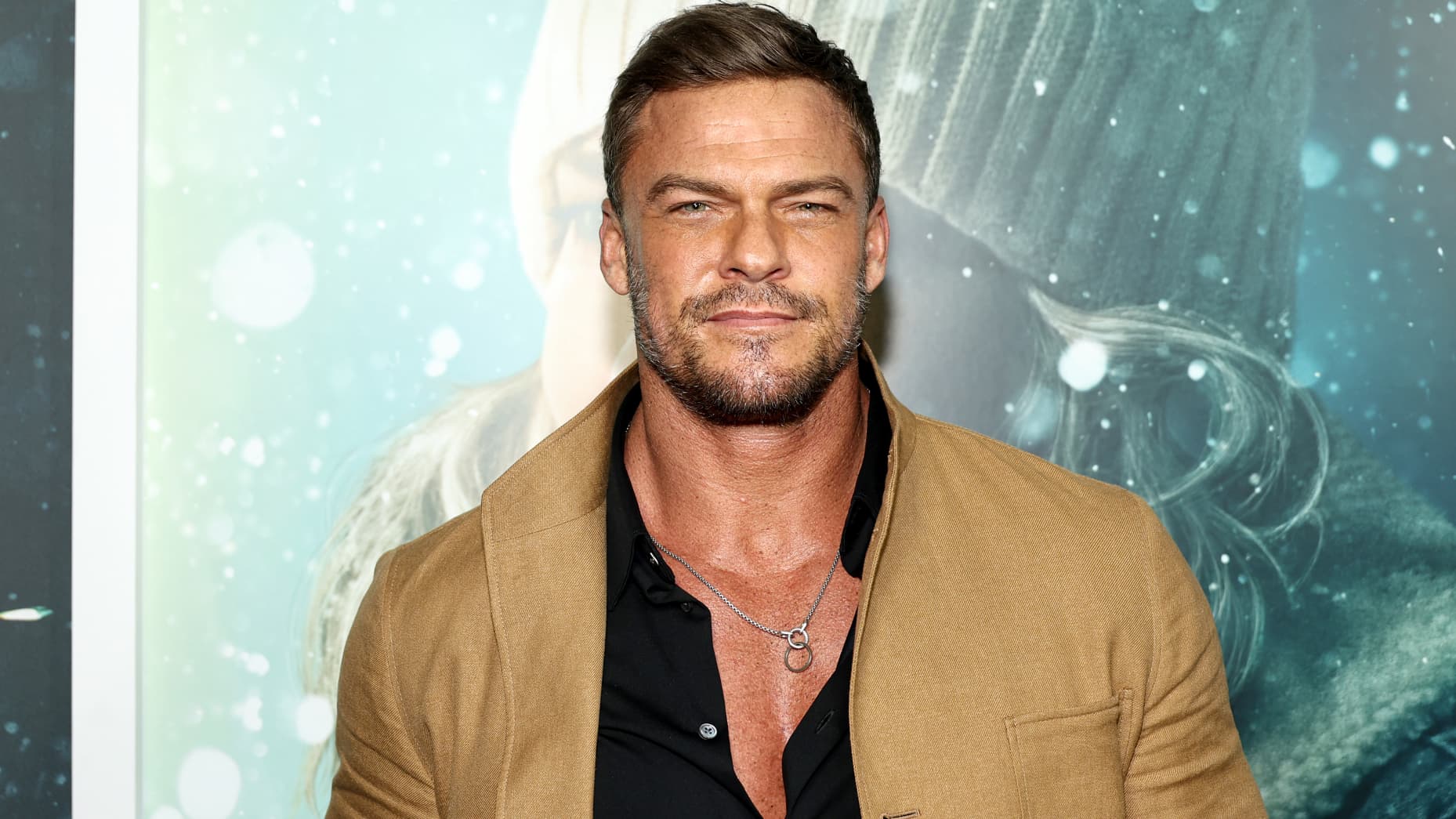 Alan Ritchson to Take on the Role of bruce wayne